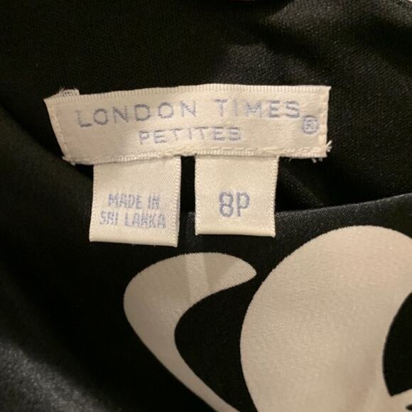 London times black and white leaf pattern dress. Size 8P back zip Gathered - Picture 8 of 9